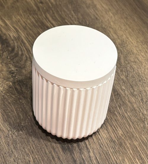 Schmale Dose mit Deckel und Rillenmuster