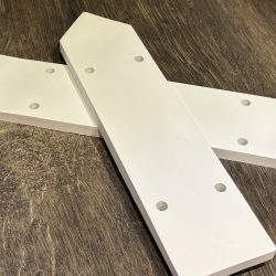 Schild und Wegweiser in Pfeilform