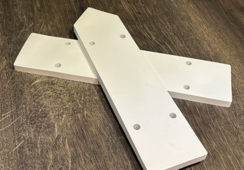 Schild und Wegweiser in Pfeilform