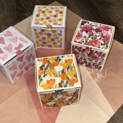 Geschenkschachtel aus Farbkarton und Designerpapier 7x7x7cm