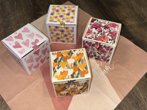 Geschenkschachtel aus Farbkarton und Designerpapier 7x7x7cm