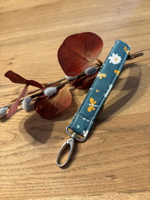 Schlüsselband mit Karabinerhaken für´s Handgelenk - petrolgrün mit weißen und orangefarbenen Blüten und Libellen