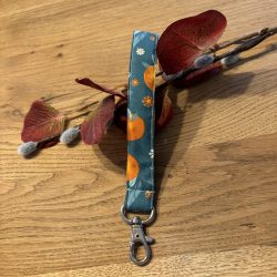 Schlüsselband mit Karabinerhaken für´s Handgelenk - petrolgrün mit Orangen