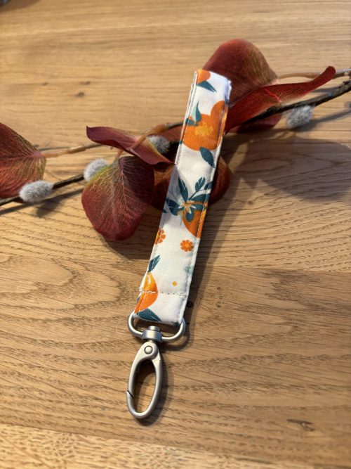 Schlüsselband mit großem Karabinerhaken für´s Handgelenk - weißer Stoff mit Orangen
