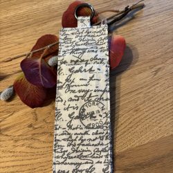 Stifthalter - Penholder - beigefarbenes Handschriftmuster