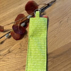 Stifthalter - Penholder - hellgrüner Stoff mit weißem Handschriftmuster