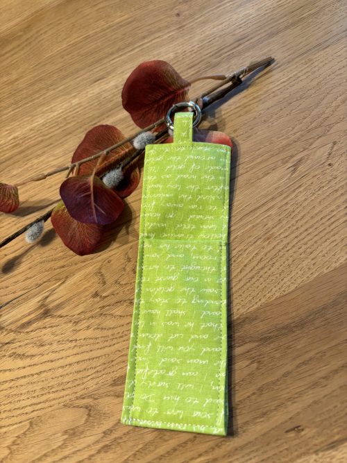 Stifthalter - Penholder - hellgrüner Stoff mit weißem Handschriftmuster