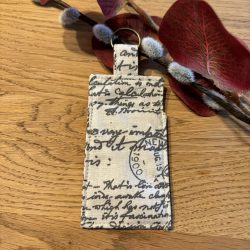 Lippenpflege-Halter / Lippenstifttasche mit Schlaufe und Metallring - beige mit Handschrift