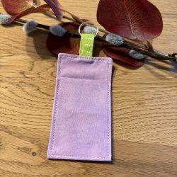 Lippenpflege-Halter / Lippenstifttasche mit Schlaufe und Metallring - fliederfarben mit grüner Schlaufe