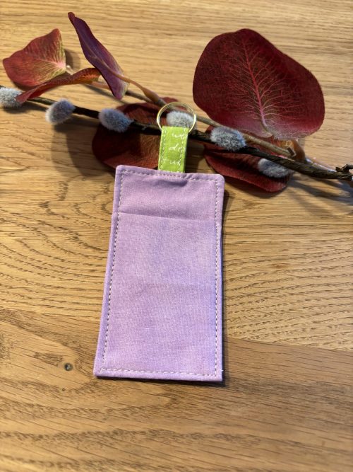 Lippenpflege-Halter / Lippenstifttasche mit Schlaufe und Metallring - fliederfarben mit grüner Schlaufe