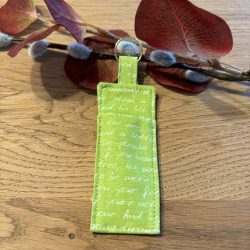 Lippenpflege-Halter / Lippenstifttasche mit Schlaufe und Metallring - grün mit weißer Handschrift