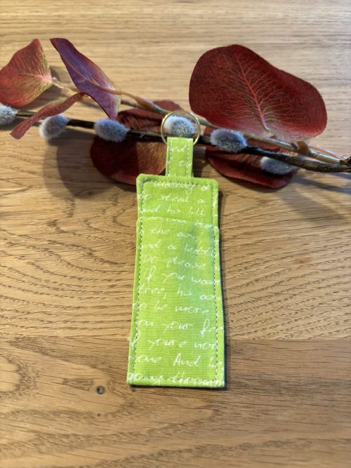 Lippenpflege-Halter / Lippenstifttasche mit Schlaufe und Metallring - grün mit weißer Handschrift