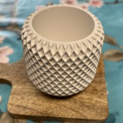 Runder Becher mit Gittermuster, Behälter für Schmuck oder kleine Blumentöpfe