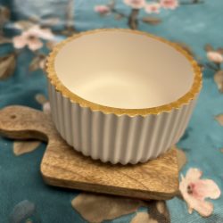 Schale mit Golddekor (Rillenmuster)