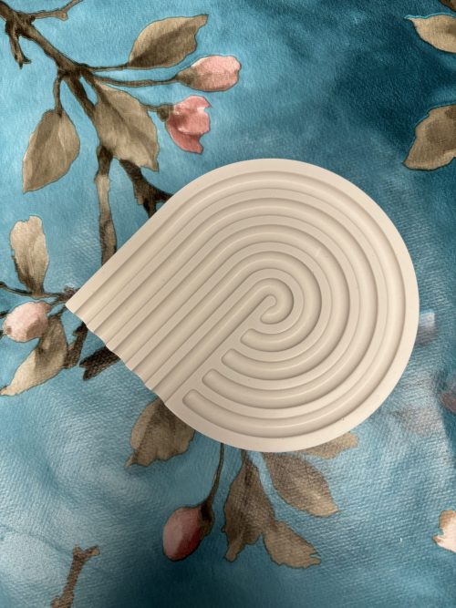 Untersetzer in Tropfenform mit geometrischem Dekor